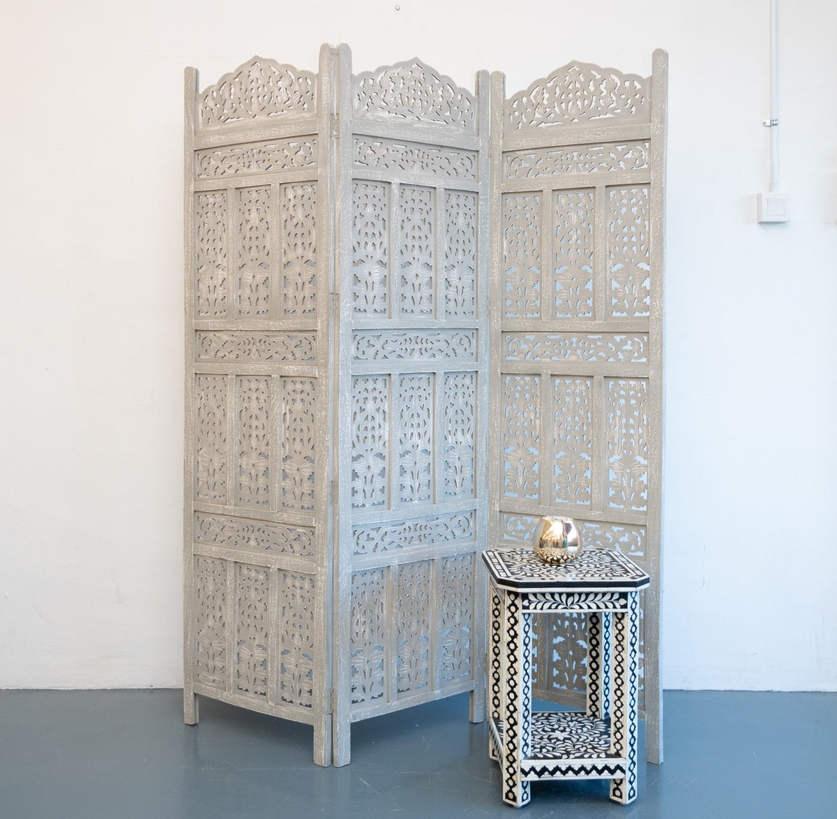 Mark_Wooden Carved Screen 3 Panel_Room Divider_Grey Finish
– Celson PTE Ltd