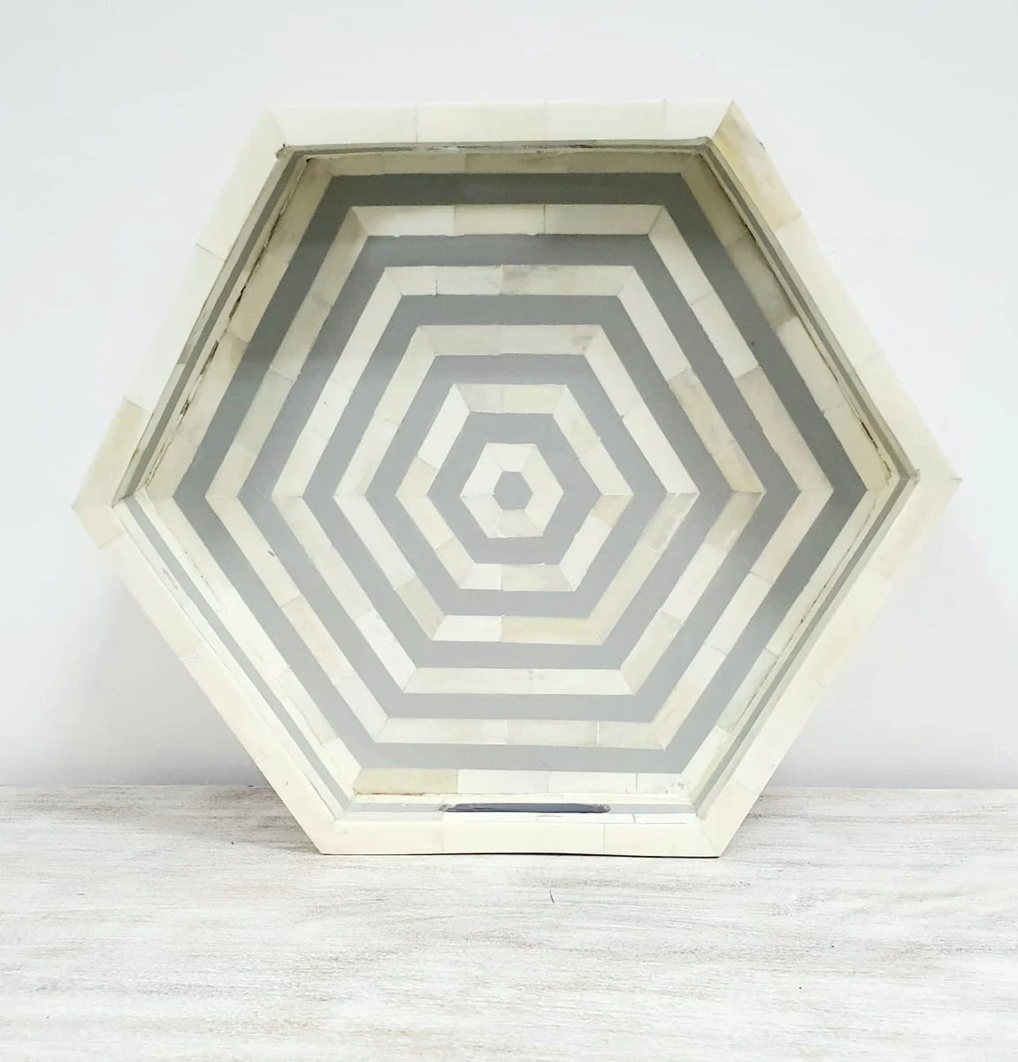 Jaskier_Hexagonal Bone Inlay Tray in Grey_35 x 35 cm
– Celson PTE Ltd