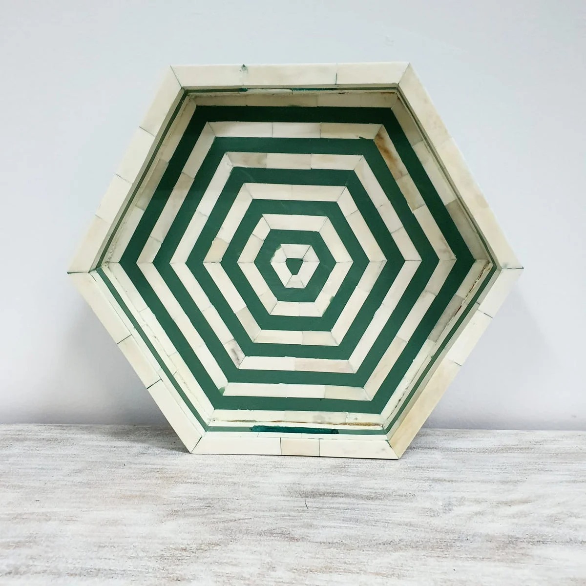 Tissaia_Hexagonal Bone Inlay Tray in Green_ 35 x 35 cm
– Celson PTE Ltd